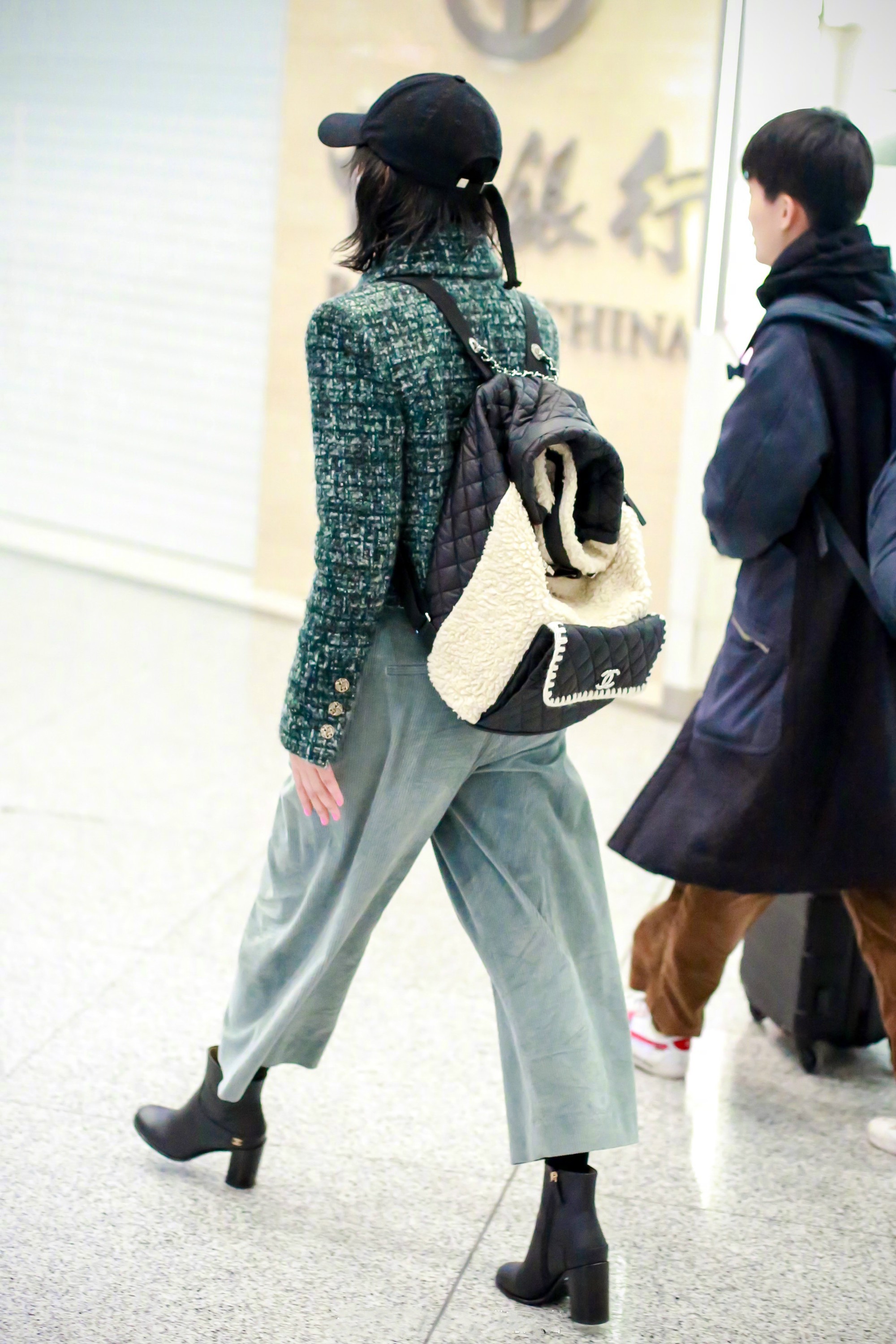 Xuề xòa hết chỗ nói: Châu Tấn diện áo khoác gần 200 triệu nhưng nhất quyết không chịu chải tóc “tử tế” - Ảnh 3.