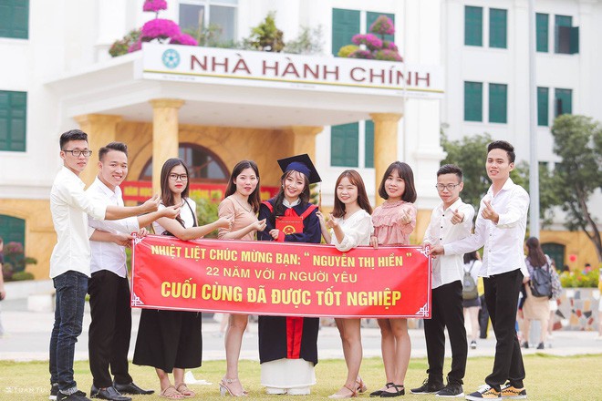 Thanh xuân sẽ rất buồn nếu không có bạn thân, lầy đến mức in banner để tố giác nhau ngày tốt nghiệp - Ảnh 3.