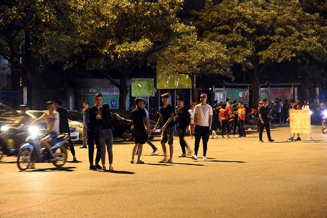 B&atilde;i gửi xe tự ph&aacute;t &ldquo;chặt ch&eacute;m&rdquo; CĐV đi xem b&oacute;ng đ&aacute; tại SVĐ Mỹ Đ&igrave;nh - Ảnh 3.