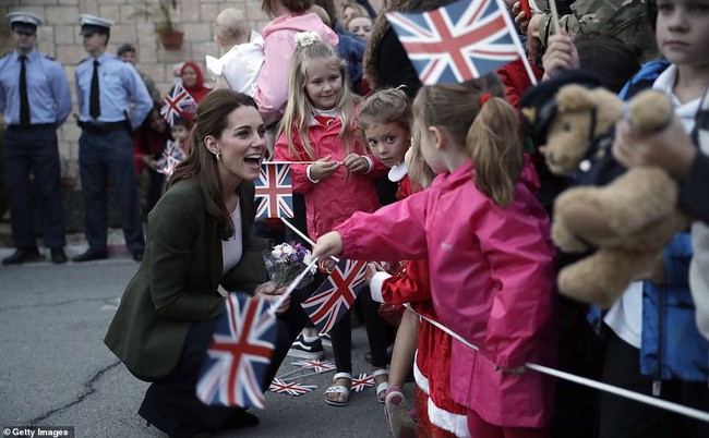 Công nương Kate tiếp tục sao chép phong cách của em dâu Meghan nhưng bị người hâm mộ chê bai phũ phàng - Ảnh 3.