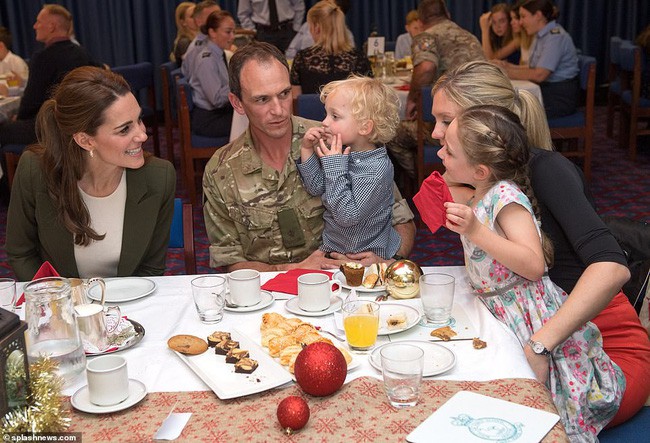 C&ocirc;ng nương Kate tiếp tục sao ch&eacute;p phong c&aacute;ch của em d&acirc;u Meghan nhưng bị người h&acirc;m mộ ch&ecirc; bai phũ ph&agrave;ng - Ảnh 4.