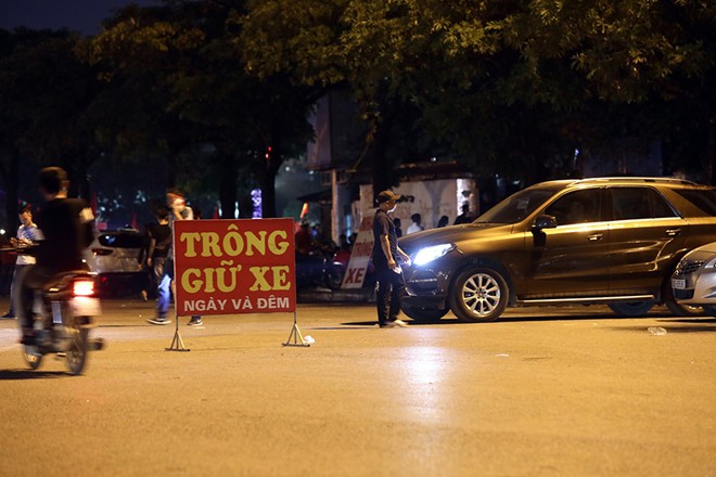 B&atilde;i gửi xe tự ph&aacute;t &ldquo;chặt ch&eacute;m&rdquo; CĐV đi xem b&oacute;ng đ&aacute; tại SVĐ Mỹ Đ&igrave;nh - Ảnh 5.