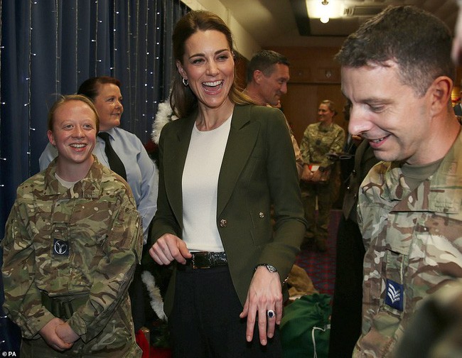 C&ocirc;ng nương Kate tiếp tục sao ch&eacute;p phong c&aacute;ch của em d&acirc;u Meghan nhưng bị người h&acirc;m mộ ch&ecirc; bai phũ ph&agrave;ng - Ảnh 5.