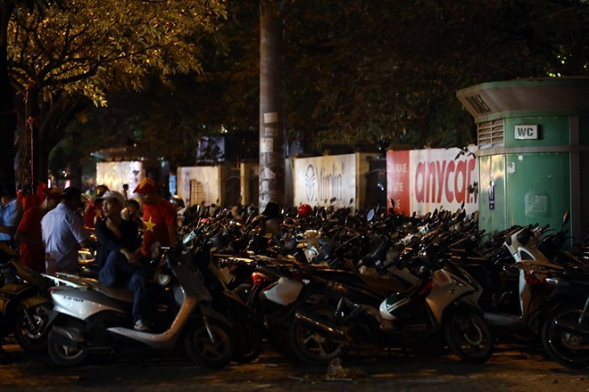 B&atilde;i gửi xe tự ph&aacute;t &ldquo;chặt ch&eacute;m&rdquo; CĐV đi xem b&oacute;ng đ&aacute; tại SVĐ Mỹ Đ&igrave;nh - Ảnh 7.