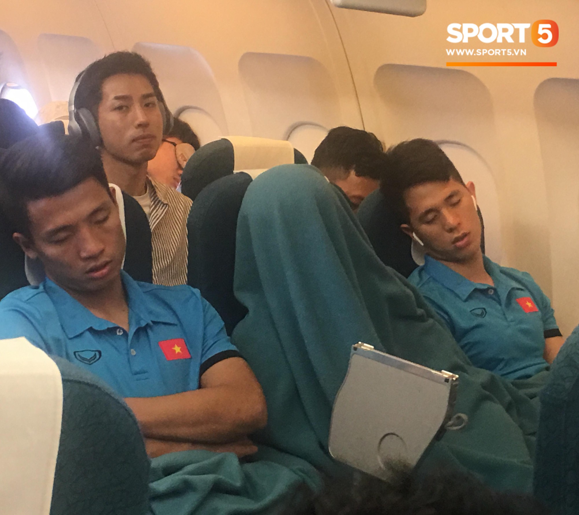 Vừa thương, vừa buồn cười hình ảnh Duy Mạnh trùm kín chăn ngủ trên máy bay tới Malaysia - Ảnh 2. Vừa thương, vừa buồn cười hình ảnh Duy Mạnh trùm kín chăn ngủ trên máy bay tới Malaysia - Ảnh 2.