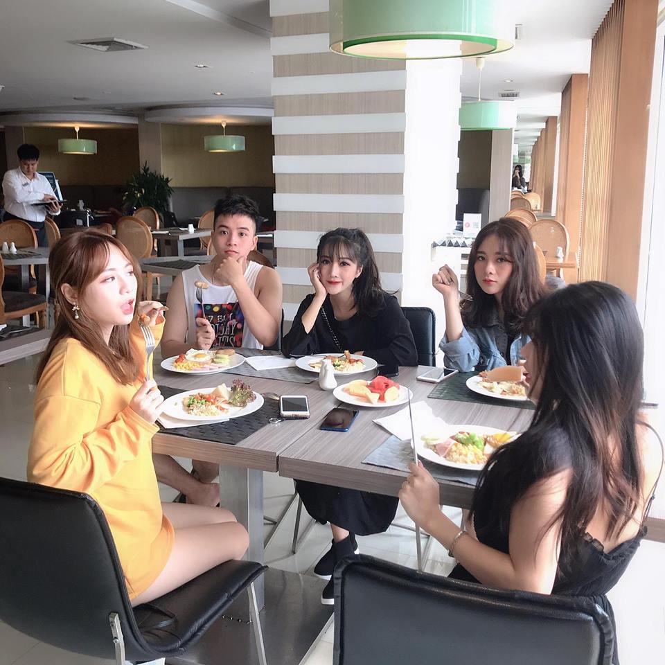 Khui info hội bạn thân xuất hiện giữa biển người trên sân Mỹ Đình vẫn nổi bần bật - Ảnh 20. Khui info hội bạn thân xuất hiện giữa biển người trên sân Mỹ Đình vẫn nổi bần bật - Ảnh 20.