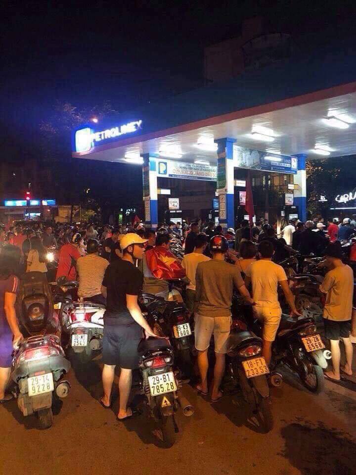 Những hình ảnh giản dị mà hài hước của CĐV Việt Nam trong không khí tưng bừng mừng chiến thắng - Ảnh 11. Những hình ảnh giản dị mà hài hước của CĐV Việt Nam trong không khí tưng bừng mừng chiến thắng - Ảnh 11.