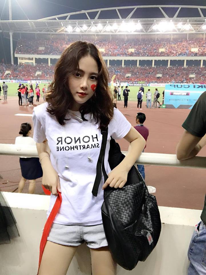 Khui info hội bạn thân xuất hiện giữa biển người trên sân Mỹ Đình vẫn nổi bần bật - Ảnh 16. Khui info hội bạn thân xuất hiện giữa biển người trên sân Mỹ Đình vẫn nổi bần bật - Ảnh 16.