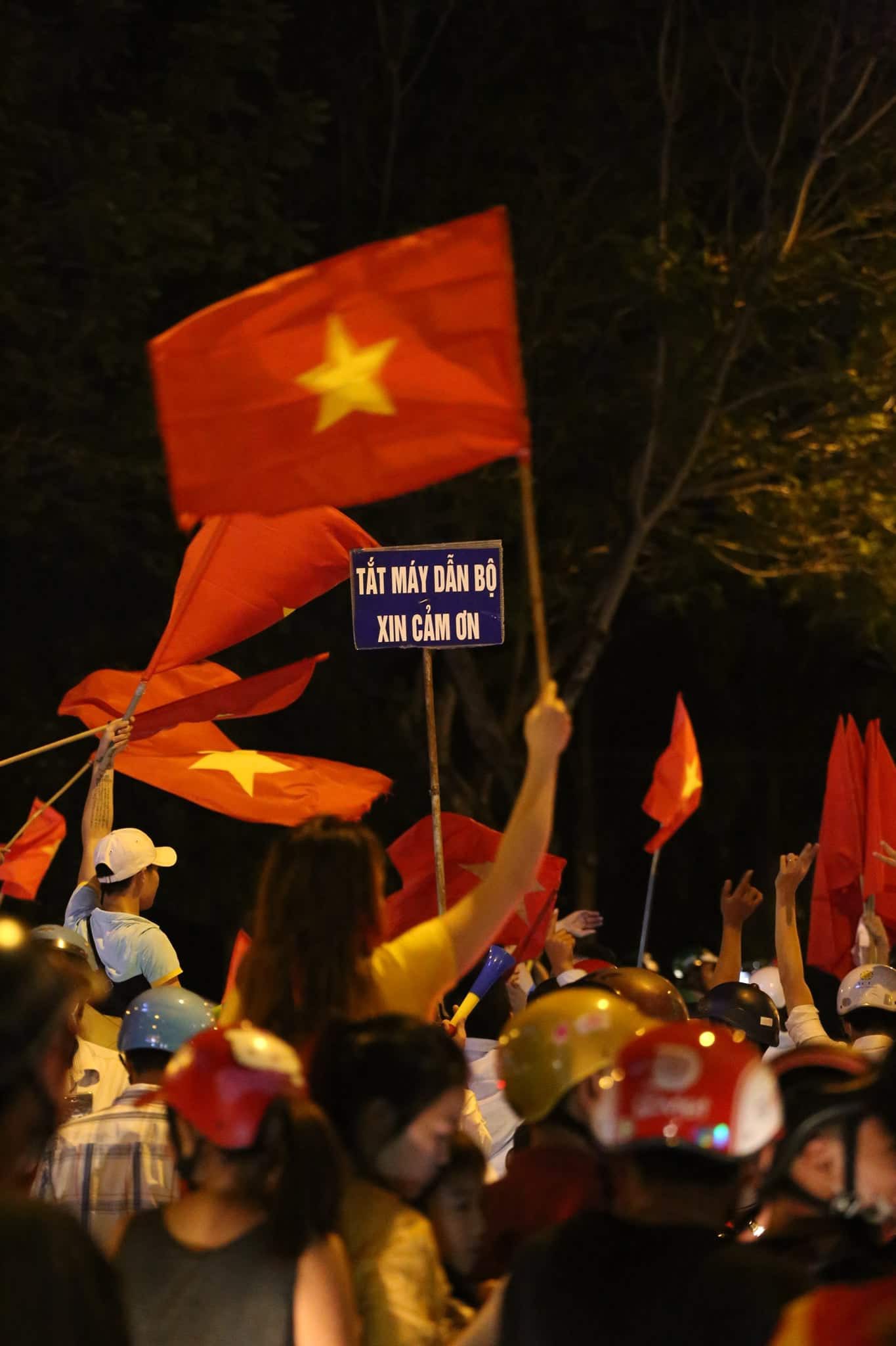 Những hình ảnh giản dị mà hài hước của CĐV Việt Nam trong không khí tưng bừng mừng chiến thắng - Ảnh 2. Những hình ảnh giản dị mà hài hước của CĐV Việt Nam trong không khí tưng bừng mừng chiến thắng - Ảnh 2.