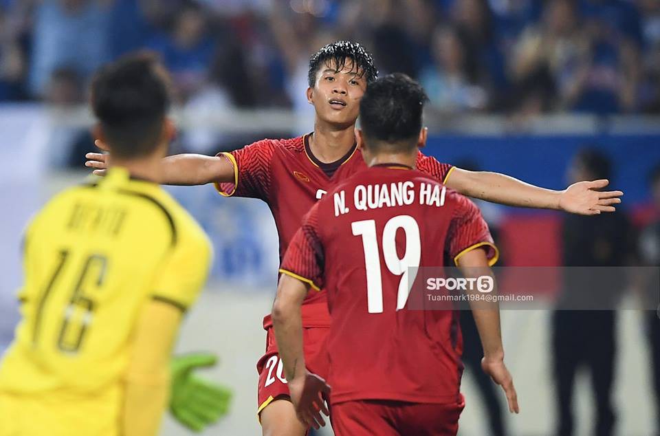 Fan soi khoảnh khắc đáng yêu: Mới lao đến ôm Văn Đức, Quang Hải đã trở mặt sà vào lòng Văn Hậu - Ảnh 1. Fan soi khoảnh khắc đáng yêu: Mới lao đến ôm Văn Đức, Quang Hải đã trở mặt sà vào lòng Văn Hậu - Ảnh 1.