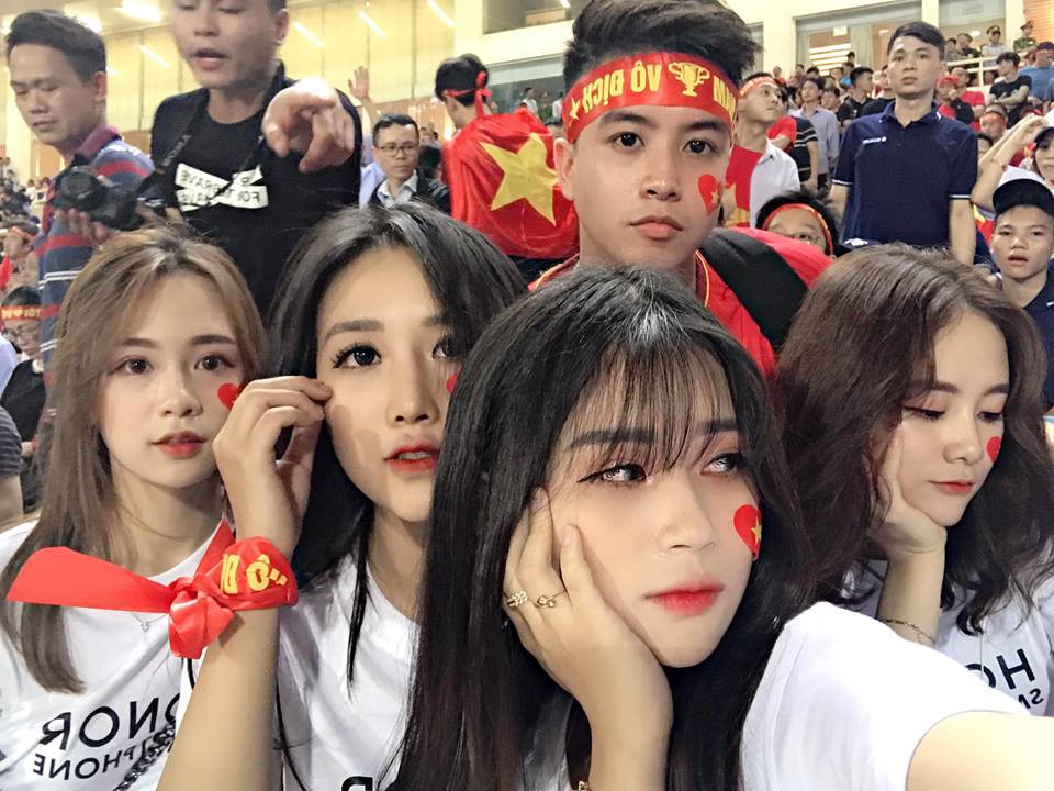 Khui info hội bạn thân xuất hiện giữa biển người trên sân Mỹ Đình vẫn nổi bần bật - Ảnh 1. Khui info hội bạn thân xuất hiện giữa biển người trên sân Mỹ Đình vẫn nổi bần bật - Ảnh 1.
