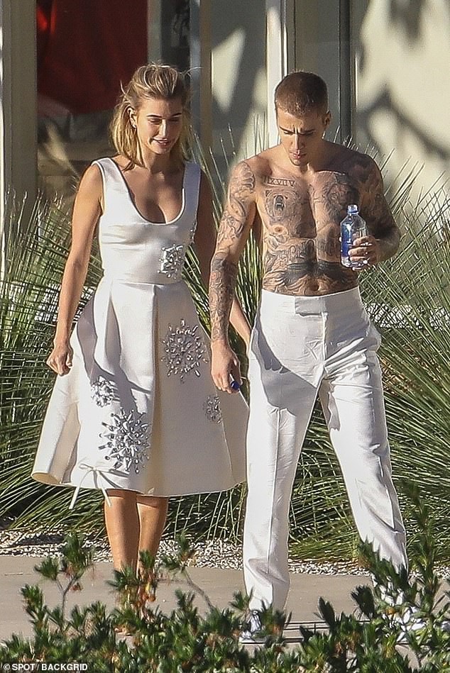 Hailey diện v&aacute;y trắng đẹp như c&ocirc; d&acirc;u, c&ugrave;ng &ocirc;ng x&atilde; Justin Bieber tiếp tục chụp bộ ảnh t&igrave;nh cảm - Ảnh 1.