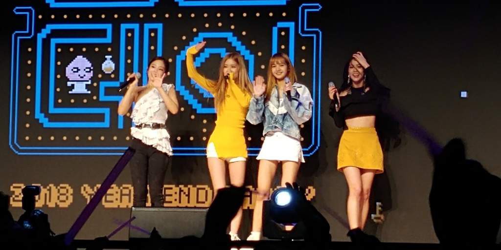Chắc để đỡ mang tiếng thiên vị, stylist cho cả 4 thành viên Black Pink mặc đồ cũ từ 3 show trước đi biểu diễn - Ảnh 1. Chắc để đỡ mang tiếng thiên vị, stylist cho cả 4 thành viên Black Pink mặc đồ cũ từ 3 show trước đi biểu diễn - Ảnh 1.