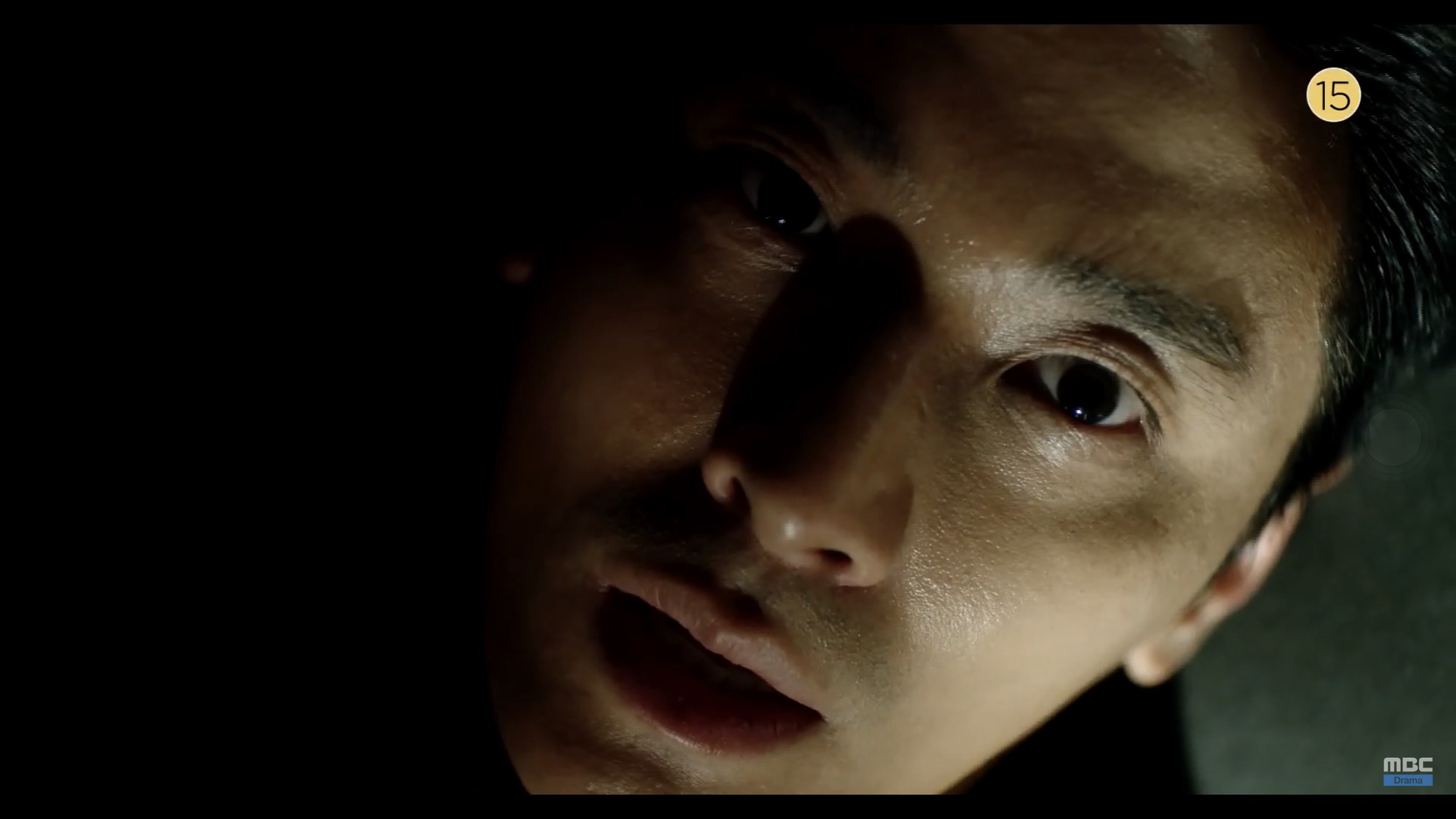 Thái tử Joo Ji Hoon bị siết cổ trong teaser phim mới Item - Ảnh 5. Thái tử Joo Ji Hoon bị siết cổ trong teaser phim mới Item - Ảnh 5.
