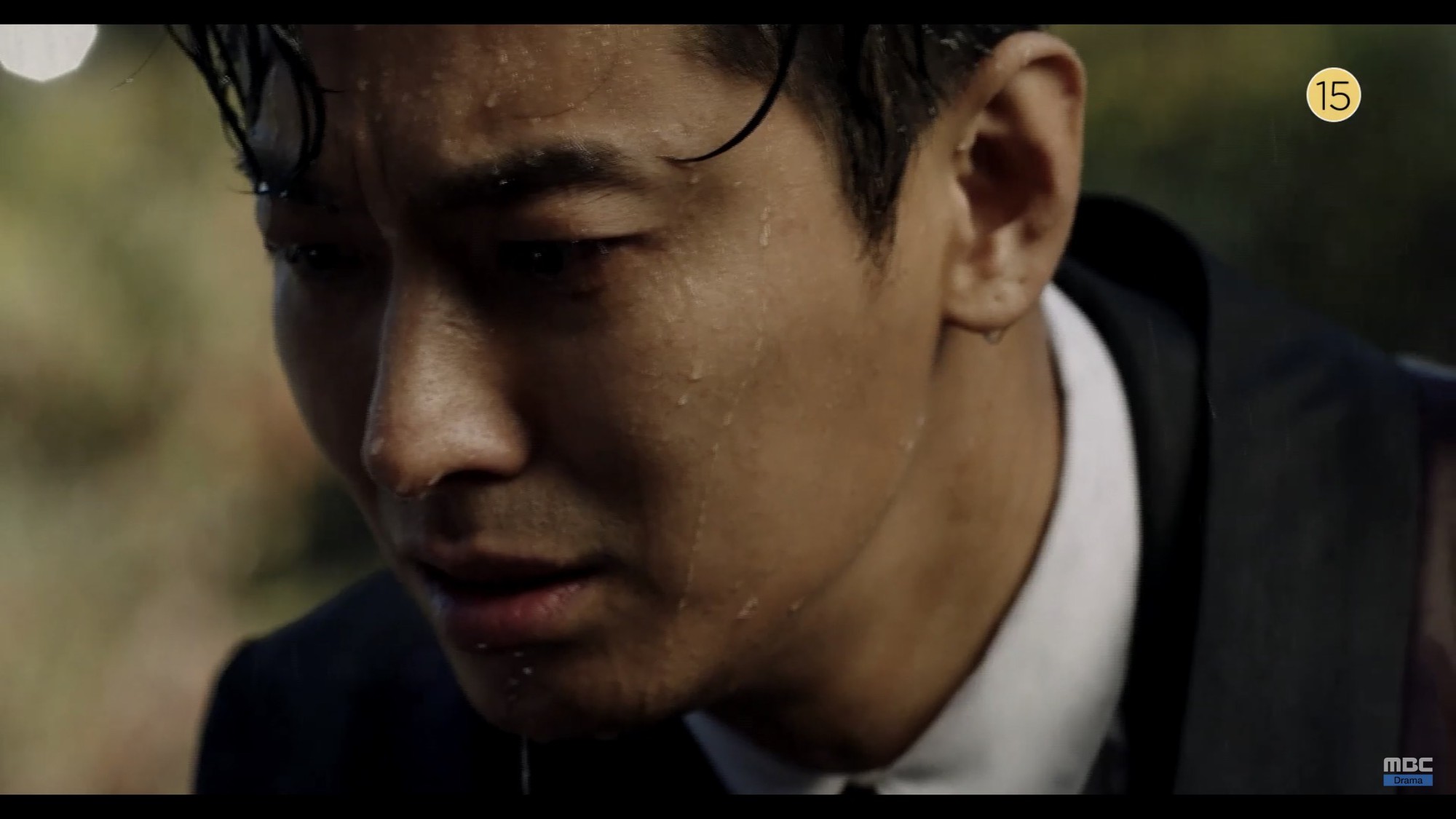 Thái tử Joo Ji Hoon bị siết cổ trong teaser phim mới Item - Ảnh 8. Thái tử Joo Ji Hoon bị siết cổ trong teaser phim mới Item - Ảnh 8.