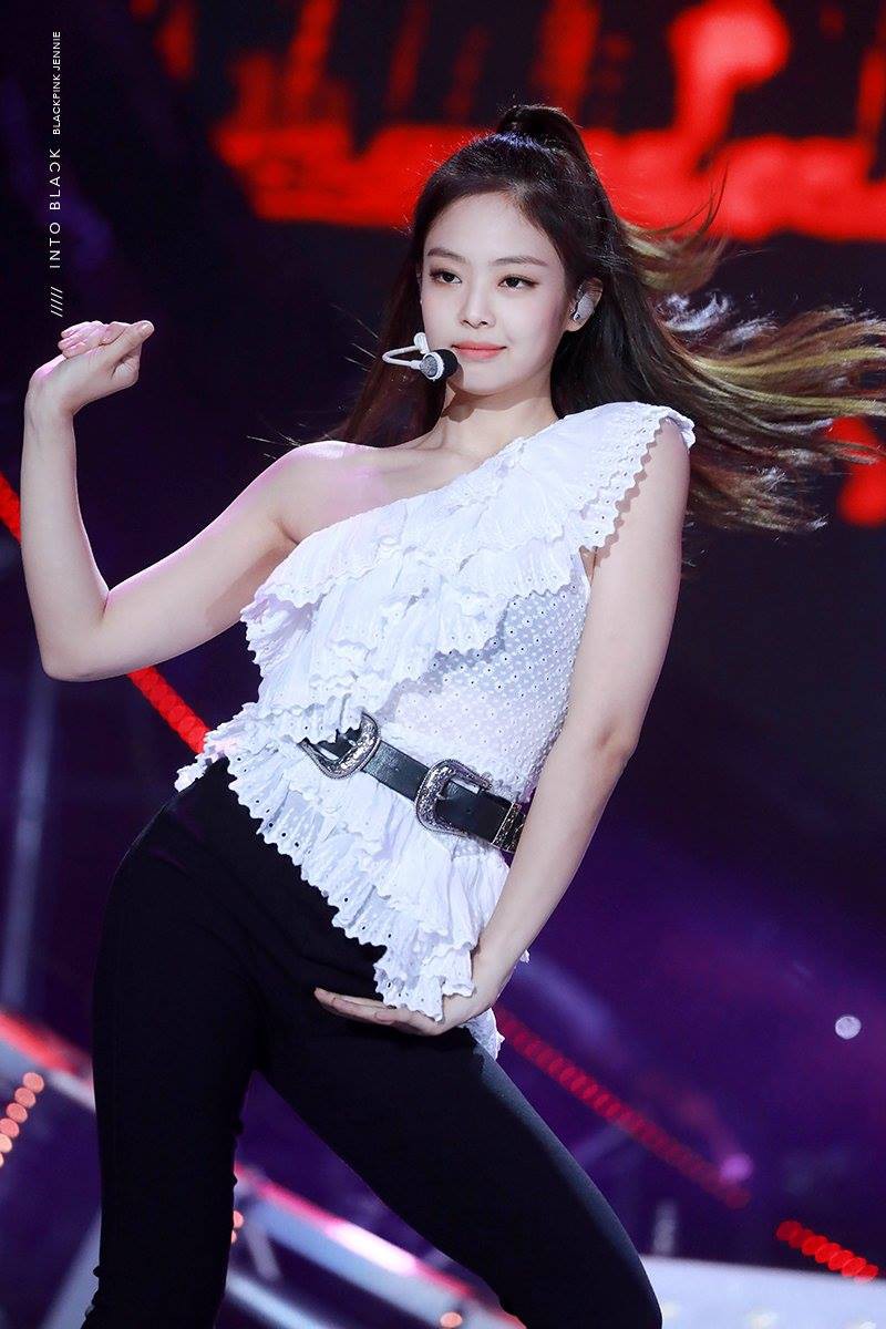 Chắc để đỡ mang tiếng thiên vị, stylist cho cả 4 thành viên Black Pink mặc đồ cũ từ 3 show trước đi biểu diễn - Ảnh 2. Chắc để đỡ mang tiếng thiên vị, stylist cho cả 4 thành viên Black Pink mặc đồ cũ từ 3 show trước đi biểu diễn - Ảnh 2.