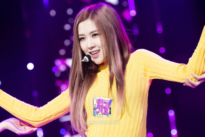 Chắc để đỡ mang tiếng thiên vị, stylist cho cả 4 thành viên Black Pink mặc đồ cũ từ 3 show trước đi biểu diễn - Ảnh 5. Chắc để đỡ mang tiếng thiên vị, stylist cho cả 4 thành viên Black Pink mặc đồ cũ từ 3 show trước đi biểu diễn - Ảnh 5.