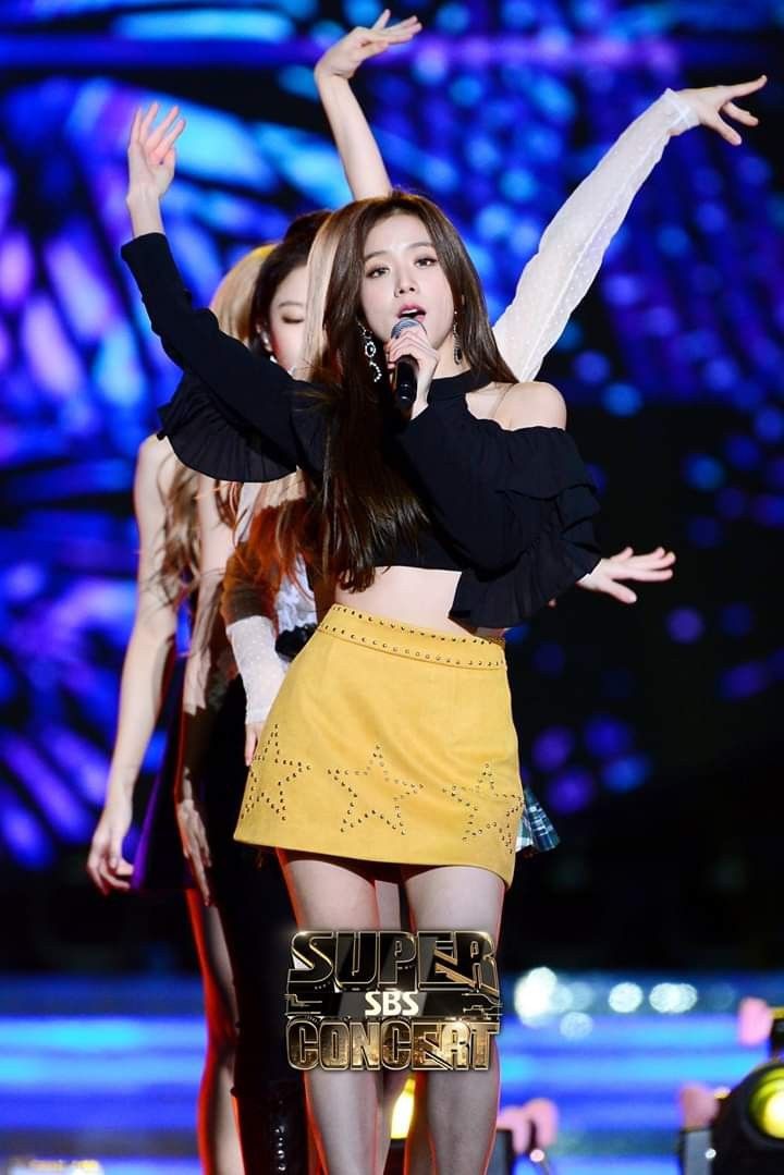 Chắc để đỡ mang tiếng thiên vị, stylist cho cả 4 thành viên Black Pink mặc đồ cũ từ 3 show trước đi biểu diễn - Ảnh 3. Chắc để đỡ mang tiếng thiên vị, stylist cho cả 4 thành viên Black Pink mặc đồ cũ từ 3 show trước đi biểu diễn - Ảnh 3.