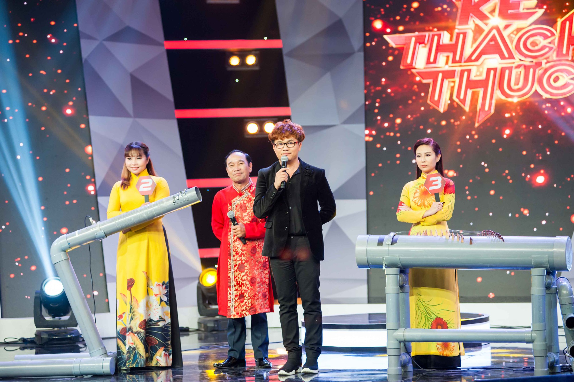 Hát bị lạc tông, Hoàng Thùy lập tức trổ tài làm thơ trong gameshow - Ảnh 5. Hát bị lạc tông, Hoàng Thùy lập tức trổ tài làm thơ trong gameshow - Ảnh 5.