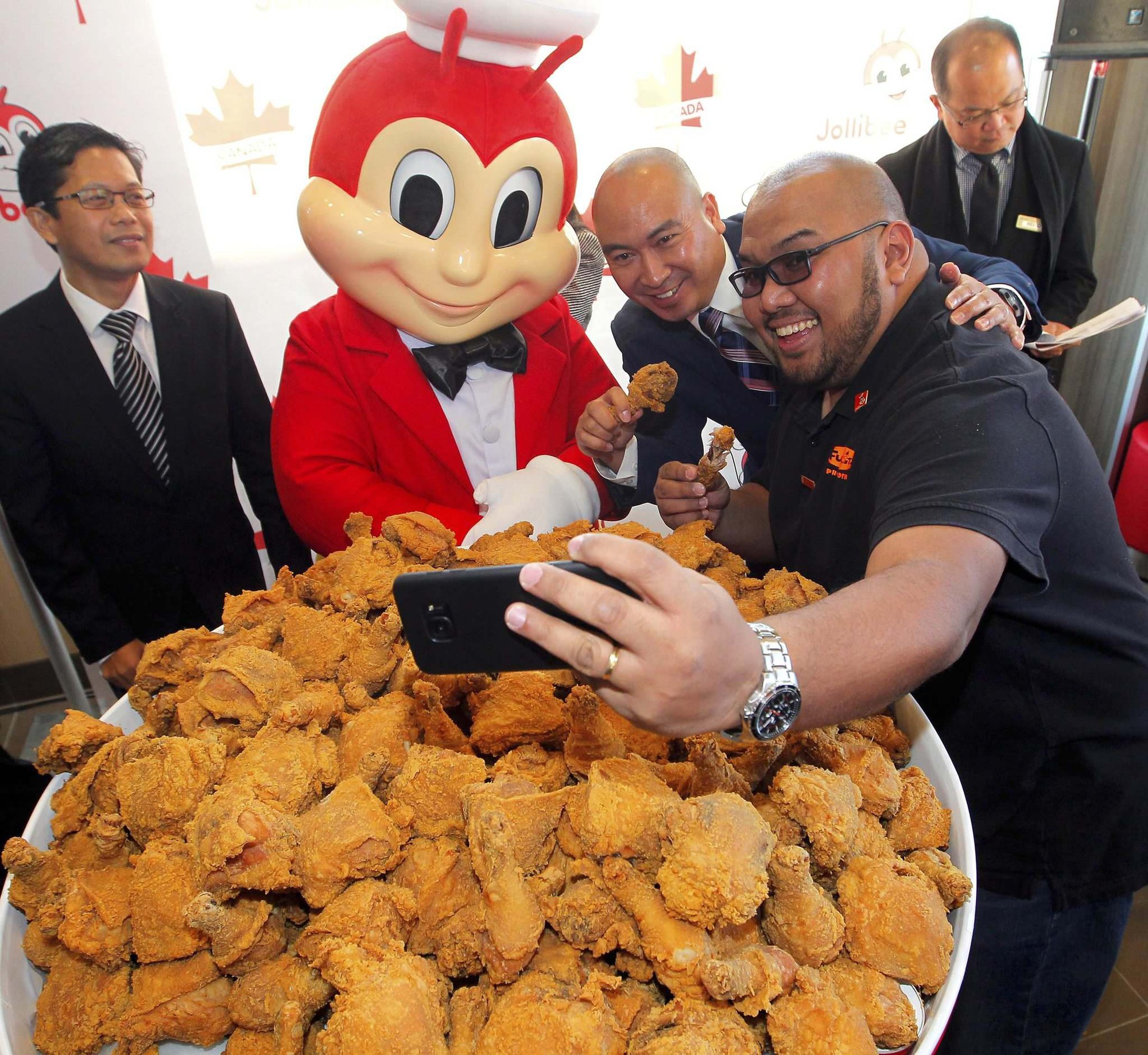 Câu chuyện về Jollibee - thủ phạm khiến đế chế McDonalds mất 40 năm vẫn không thể đứng số 1 tại Philippines - Ảnh 6.
