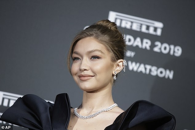 Gigi Hadid chứng minh mặt tròn, má phúng phính vẫn có thể sang chảnh ngút ngàn tại sự kiện - Ảnh 1.