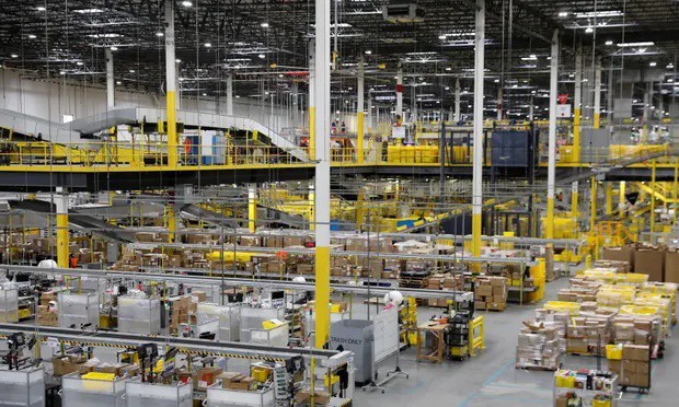 Robot l&agrave;m r&ograve; rỉ thuốc diệt c&ocirc;n tr&ugrave;ng, 24 nh&acirc;n vi&ecirc;n Amazon phải nhập viện - Ảnh 1.