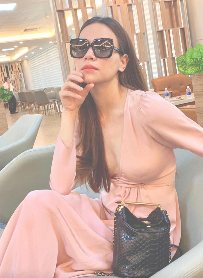 Ngoài các ca mặc rườm rà, top lỗi khiến sao mặc kém đẹp tháng 11 còn đến từ những bộ cánh xuyên thấu, ngắn cũn - Ảnh 2.