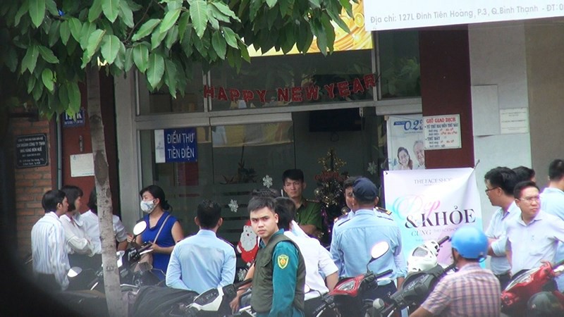 2 tên cướp ngân hàng ở Bình Thạnh lấy đi nhiều tiền mặt - Ảnh 3. 2 tên cướp ngân hàng ở Bình Thạnh lấy đi nhiều tiền mặt - Ảnh 3.