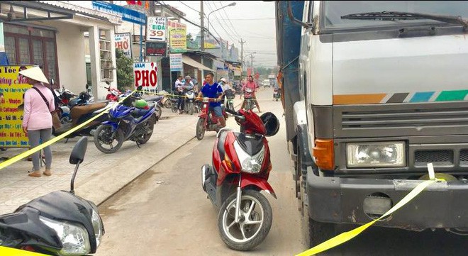 B&eacute; g&aacute;i 12 tuổi l&aacute;i xe m&aacute;y bị xe tải c&aacute;n chết tr&ecirc;n đường đi học về nh&agrave; - Ảnh 1.