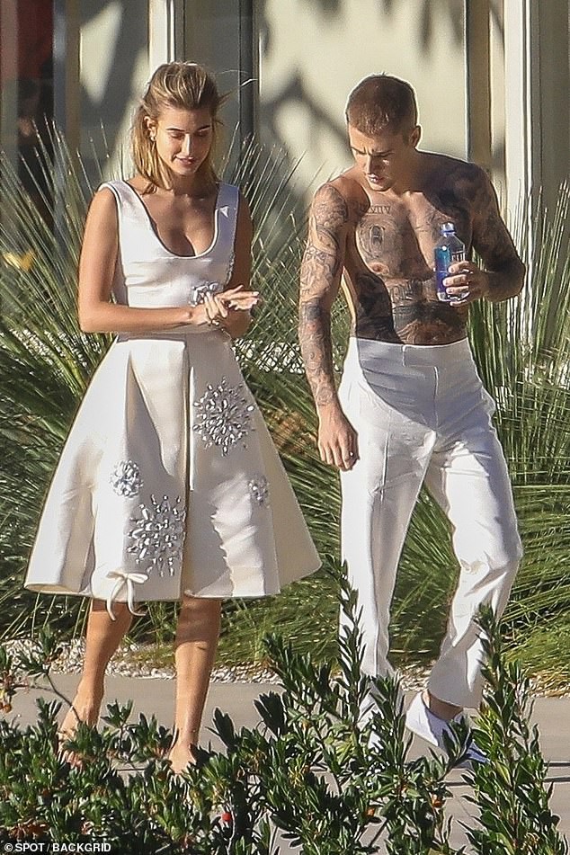 Hailey diện v&aacute;y trắng đẹp như c&ocirc; d&acirc;u, c&ugrave;ng &ocirc;ng x&atilde; Justin Bieber tiếp tục chụp bộ ảnh t&igrave;nh cảm - Ảnh 2.