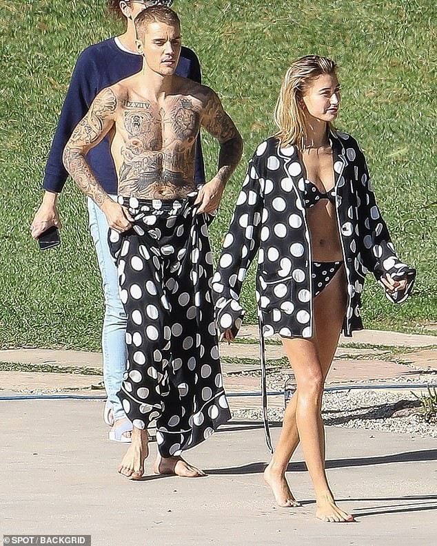 Hailey diện v&aacute;y trắng đẹp như c&ocirc; d&acirc;u, c&ugrave;ng &ocirc;ng x&atilde; Justin Bieber tiếp tục chụp bộ ảnh t&igrave;nh cảm - Ảnh 4.