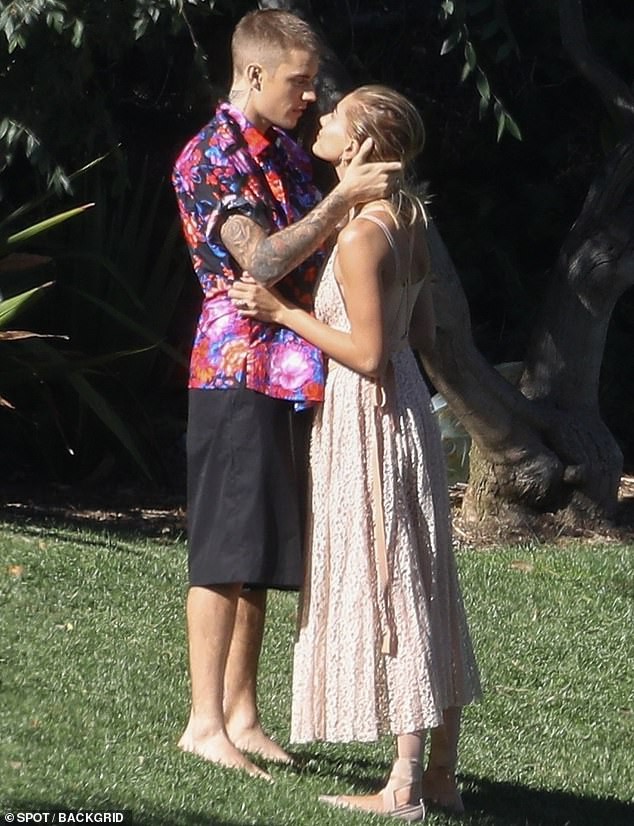 Hailey diện v&aacute;y trắng đẹp như c&ocirc; d&acirc;u, c&ugrave;ng &ocirc;ng x&atilde; Justin Bieber tiếp tục chụp bộ ảnh t&igrave;nh cảm - Ảnh 6.