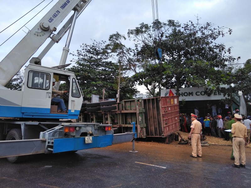 Xe container lật nghiêng, đè 2 chết phụ nữ trên đường về thăm nhà - Ảnh 6. Xe container lật nghiêng, đè 2 chết phụ nữ trên đường về thăm nhà - Ảnh 6.
