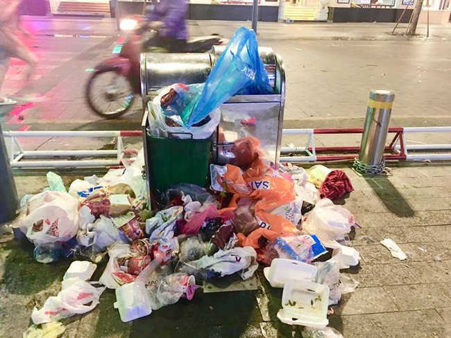 Hình ảnh đẹp: Nhiều bạn trẻ ở Sài Gòn không ngại bẩn, dọn sạch rác trên phố đi bộ sau chiến thắng của Việt Nam - Ảnh 7.