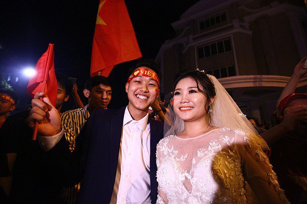 Cặp đôi hot nhất đêm qua bật mí nhiều chi tiết gây sốc gắn liền với những lần đi bão mừng đội tuyển Việt Nam - Ảnh 6.