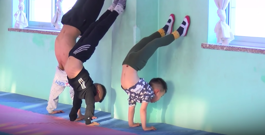 Màn nhào lộn liên hoàn nhanh như cắt của học sinh nhí trường võ thuật khiến người lớn cũng phải bái phục - Ảnh 3. Màn nhào lộn liên hoàn nhanh như cắt của học sinh nhí trường võ thuật khiến người lớn cũng phải bái phục - Ảnh 3.