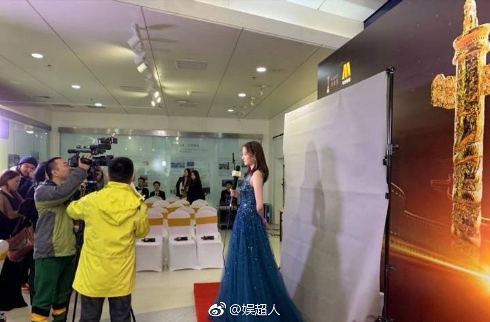 8 khoảnh khắc hot tại Hoa Biểu: Luhan lặng lẽ ngắm nhìn người yêu, Đặng Siêu lôi kéo cả dàn sao khủng chụp selfie - Ảnh 1. 8 khoảnh khắc hot tại Hoa Biểu: Luhan lặng lẽ ngắm nhìn người yêu, Đặng Siêu lôi kéo cả dàn sao khủng chụp selfie - Ảnh 1.