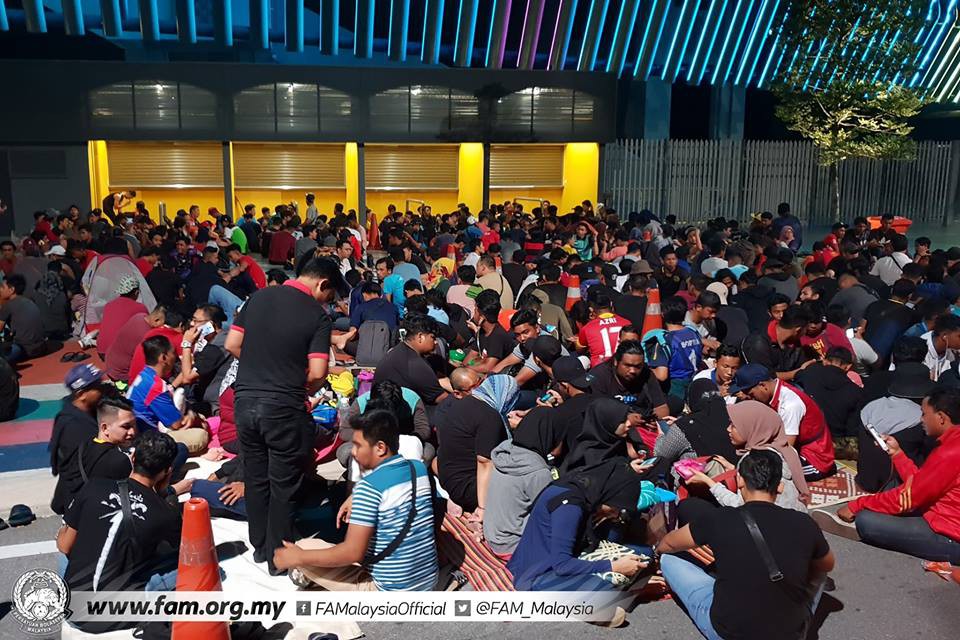 Chung kết lượt đi AFF Cup 2018: Ngay lúc này, hàng nghìn fan Malaysia đang xếp hàng xuyên đêm chờ mua vé, không khác gì CĐV Việt Nam trước khi vé bán online - Ảnh 2. Chung kết lượt đi AFF Cup 2018: Ngay lúc này, hàng nghìn fan Malaysia đang xếp hàng xuyên đêm chờ mua vé, không khác gì CĐV Việt Nam trước khi vé bán online - Ảnh 2.