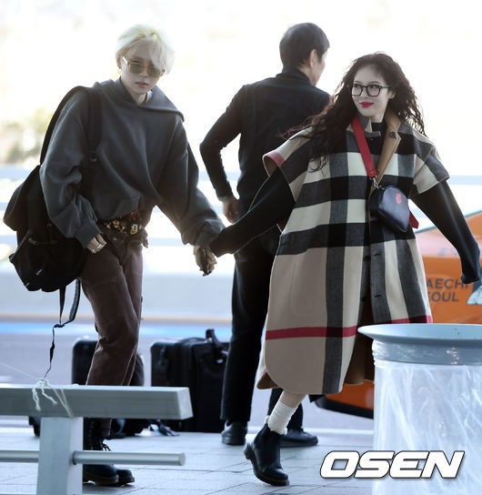 Dàn sao gây sốt khi đổ bộ sân bay Hàn: 2 mỹ nhân Black Pink đẹp xuất thần, Hyuna gặp sự cố lộ hàng bên EDawn - Ảnh 12.