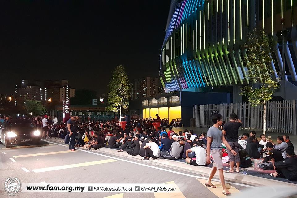 Chung kết lượt đi AFF Cup 2018: Ngay lúc này, hàng nghìn fan Malaysia đang xếp hàng xuyên đêm chờ mua vé, không khác gì CĐV Việt Nam trước khi vé bán online - Ảnh 4. Chung kết lượt đi AFF Cup 2018: Ngay lúc này, hàng nghìn fan Malaysia đang xếp hàng xuyên đêm chờ mua vé, không khác gì CĐV Việt Nam trước khi vé bán online - Ảnh 4.