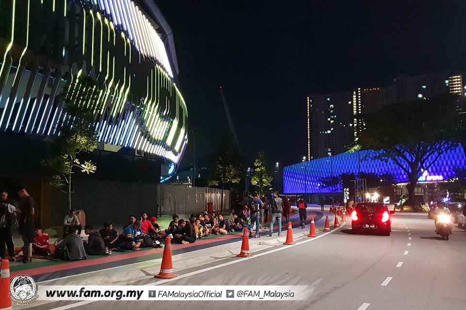 Chung kết lượt đi AFF Cup 2018: Ngay lúc này, hàng nghìn fan Malaysia đang xếp hàng xuyên đêm chờ mua vé, không khác gì CĐV Việt Nam trước khi vé bán online - Ảnh 5. Chung kết lượt đi AFF Cup 2018: Ngay lúc này, hàng nghìn fan Malaysia đang xếp hàng xuyên đêm chờ mua vé, không khác gì CĐV Việt Nam trước khi vé bán online - Ảnh 5.