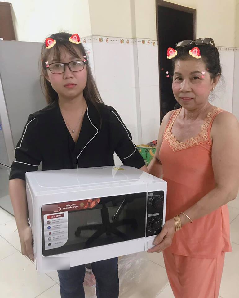 Cô nàng mặt méo xệch khi mẹ tặng lò vi sóng dịp sinh nhật, dân tình vào bình luận không thể hài hước hơn! - Ảnh 1. Cô nàng mặt méo xệch khi mẹ tặng lò vi sóng dịp sinh nhật, dân tình vào bình luận không thể hài hước hơn! - Ảnh 1.