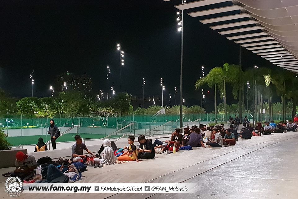 Chung kết lượt đi AFF Cup 2018: Ngay lúc này, hàng nghìn fan Malaysia đang xếp hàng xuyên đêm chờ mua vé, không khác gì CĐV Việt Nam trước khi vé bán online - Ảnh 7. Chung kết lượt đi AFF Cup 2018: Ngay lúc này, hàng nghìn fan Malaysia đang xếp hàng xuyên đêm chờ mua vé, không khác gì CĐV Việt Nam trước khi vé bán online - Ảnh 7.