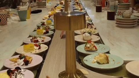 Đây mới thật sự là thiên đường của hội mê đồ ngọt, lại còn phục vụ kiểu băng chuyền mới thú vị chứ - Ảnh 2.