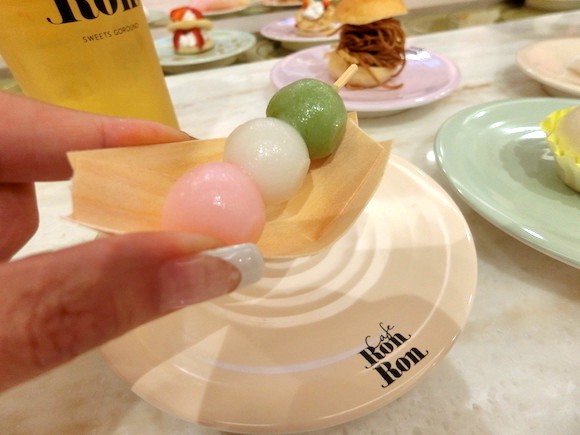 Đây mới thật sự là thiên đường của hội mê đồ ngọt, lại còn phục vụ kiểu băng chuyền mới thú vị chứ - Ảnh 5.