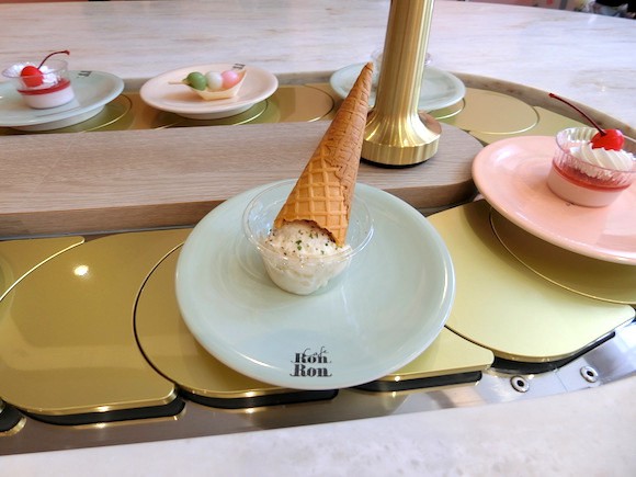 Đây mới thật sự là thiên đường của hội mê đồ ngọt, lại còn phục vụ kiểu băng chuyền mới thú vị chứ - Ảnh 7.