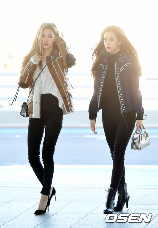 Dàn sao gây sốt khi đổ bộ sân bay Hàn: 2 mỹ nhân Black Pink đẹp xuất thần, Hyuna gặp sự cố lộ hàng bên EDawn - Ảnh 11.