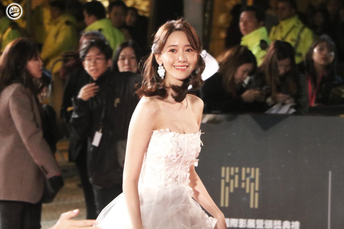 Bỏng mắt trước khoảnh khắc Yoona o ép vòng 1 đến bức người, đẹp như thiên thần nóng bỏng trên thảm đỏ LHP Macao - Ảnh 2. Bỏng mắt trước khoảnh khắc Yoona o ép vòng 1 đến bức người, đẹp như thiên thần nóng bỏng trên thảm đỏ LHP Macao - Ảnh 2.
