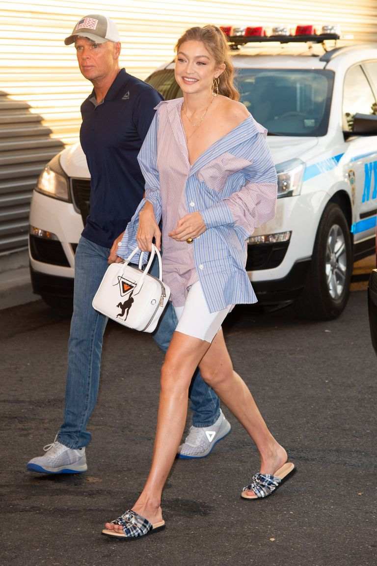 Quả là Gigi Hadid, diện áo “luộm thuộm” như Lee Sung Kyung mà trông khác biệt hoàn toàn - Ảnh 5. Quả là Gigi Hadid, diện áo “luộm thuộm” như Lee Sung Kyung mà trông khác biệt hoàn toàn - Ảnh 5.