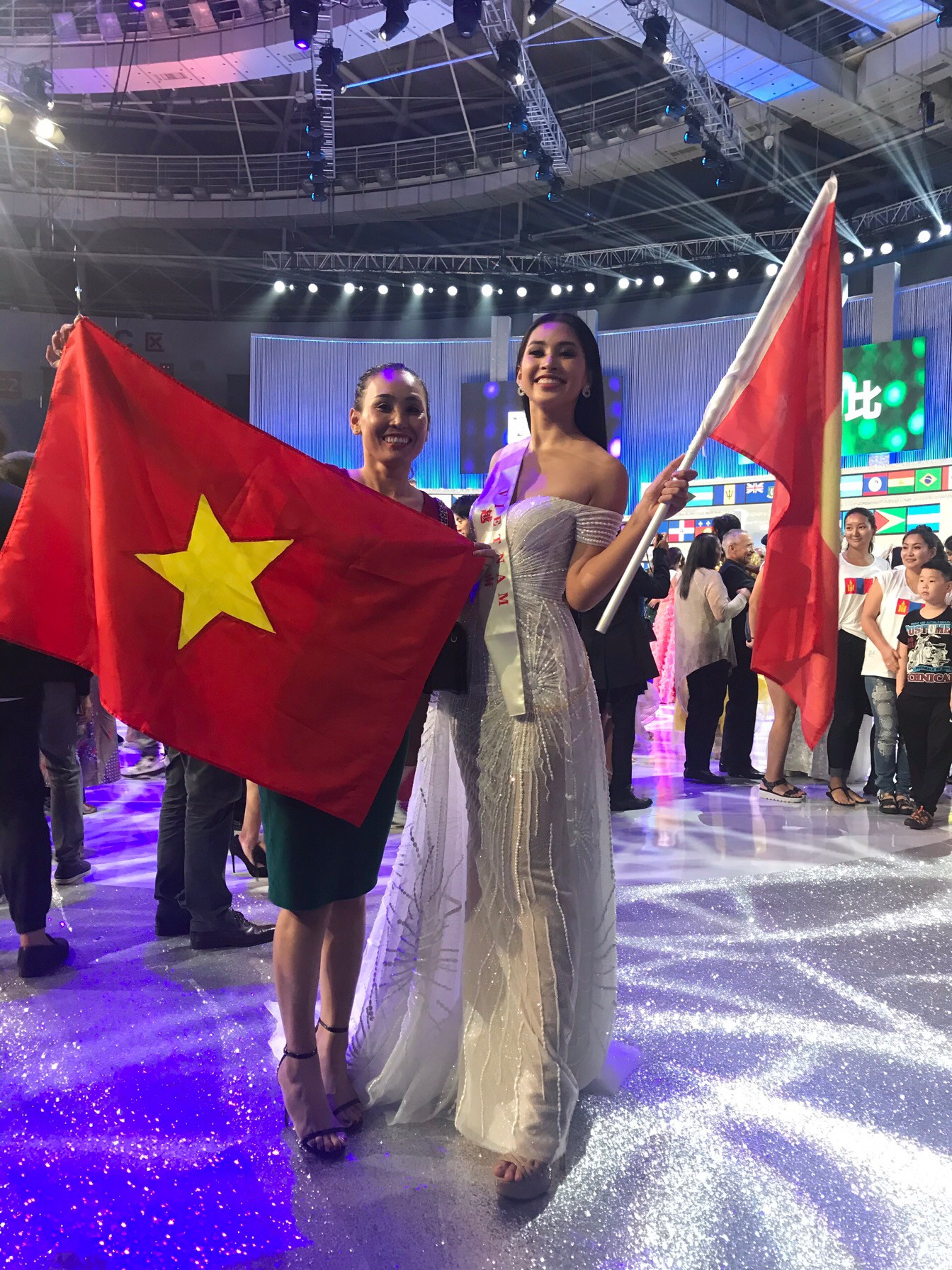 Tiểu Vy cùng mẹ cầm cờ Tổ quốc, rạng rỡ ghi lại khoảnh khắc đáng nhớ trên sân khấu chung kết Miss World 2018 - Ảnh 4. Tiểu Vy cùng mẹ cầm cờ Tổ quốc, rạng rỡ ghi lại khoảnh khắc đáng nhớ trên sân khấu chung kết Miss World 2018 - Ảnh 4.